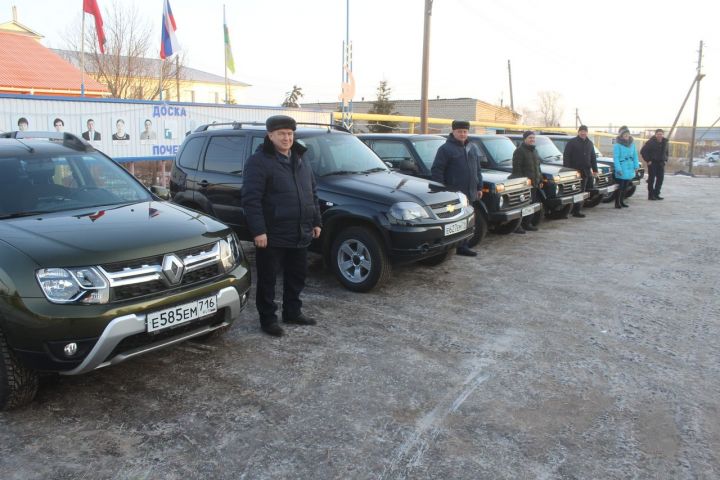 Директор ООО ”Цильна " Барис Гафуров вручил  специалистам новые машины
