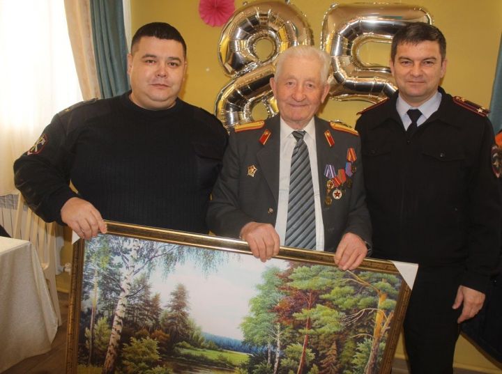 Дрожжановские полицейские поздравили ветерана МВД с 85 – летием