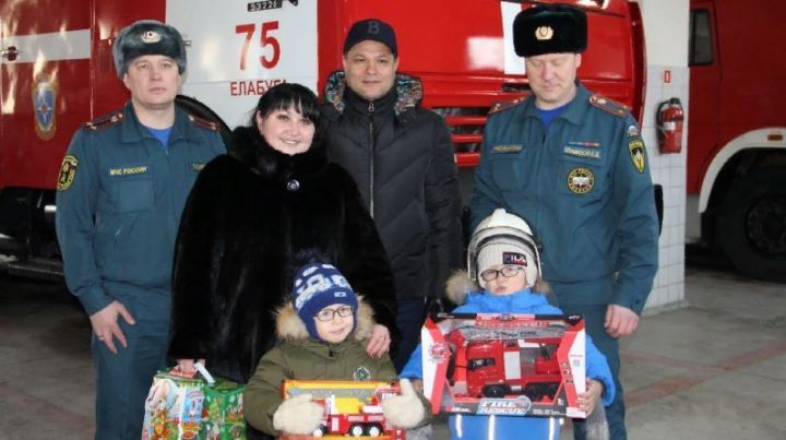 Президент РТ  исполнил мечту шестилетнего Даниса, который хотел побывать в пожарной части