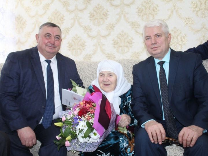 Жительницу Дрожжановского района Анузу Садыйковну Ахметзянову поздравили с 90-летием