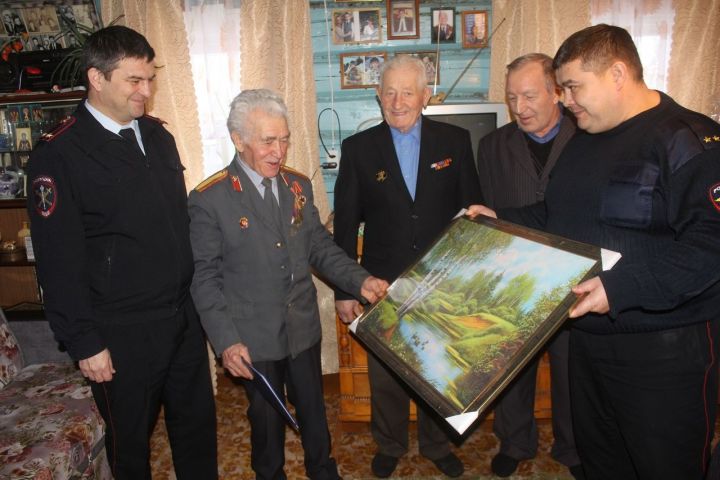 Дрожжановские полицейские и общественники поздравили ветерана МВД с 85-летним юбилеем