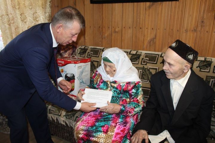 С 90-летием поздравили труженицу тыла Дрожжановского района Факию  Халиуллину