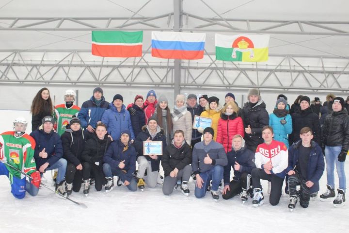 Марат Гафаров встретился со студентами Дрожжановского района в ледовой арене