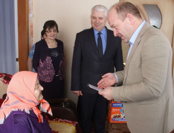 Глава Дрожжановского района Марат Гафаров поздравил тружениц тыла с юбилеем