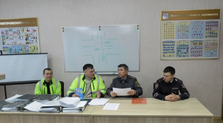 В Дрожжановском филиале АО «Татавтодор» прошли занятия по безопасной эксплуатации транспортных средств