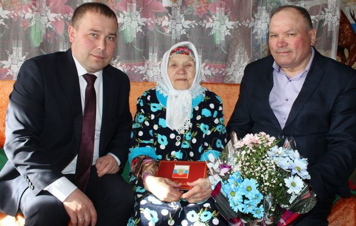 Жительницу Старые Какерли Дрожжановского района поздравили с 90-летием