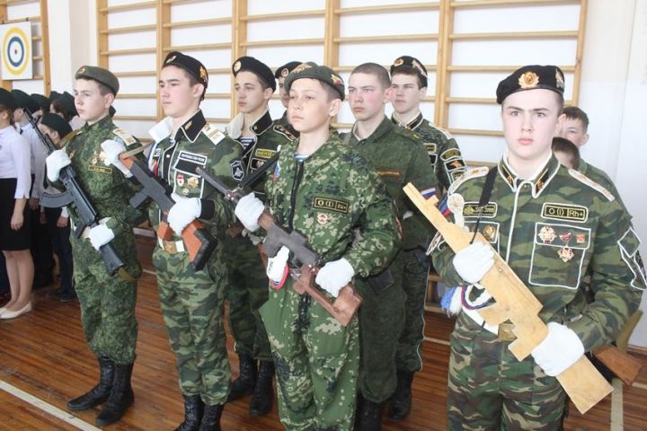 В Дрожжаном участников военно-спортивной игры “Зарница – 2019” угощали большими тортами
