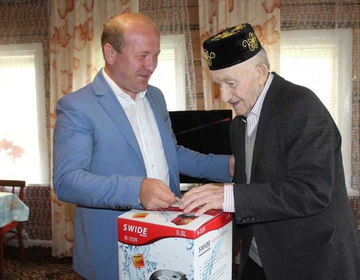 Марат Гафаров поздравил с 90-летием ветерана труда  Валиахмета Халиуллова