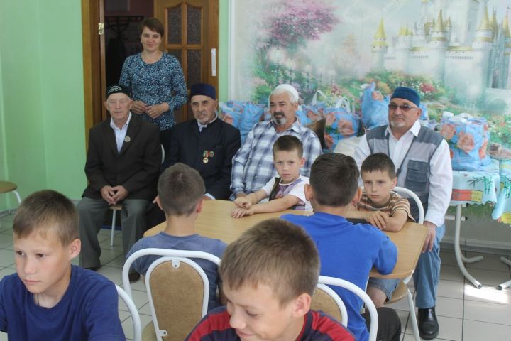 Активисты Стародрожжановской мечети посетили приют "Тёплый дом" c подарками