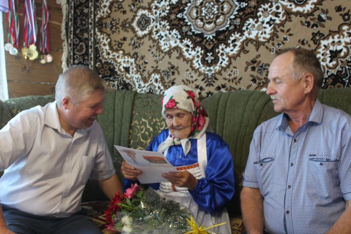 В Дрожжановском районе поздравили с 90 - летием труженицу тыла