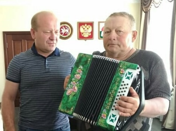 Марат Гафаров подарил участнику фольклорного ансамбля "Хуранвар" новую гармонь