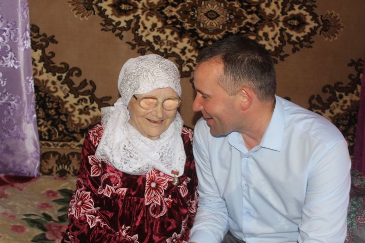 Жительница села Шланга Дрожжановского района приняла поздравления с 90-летием