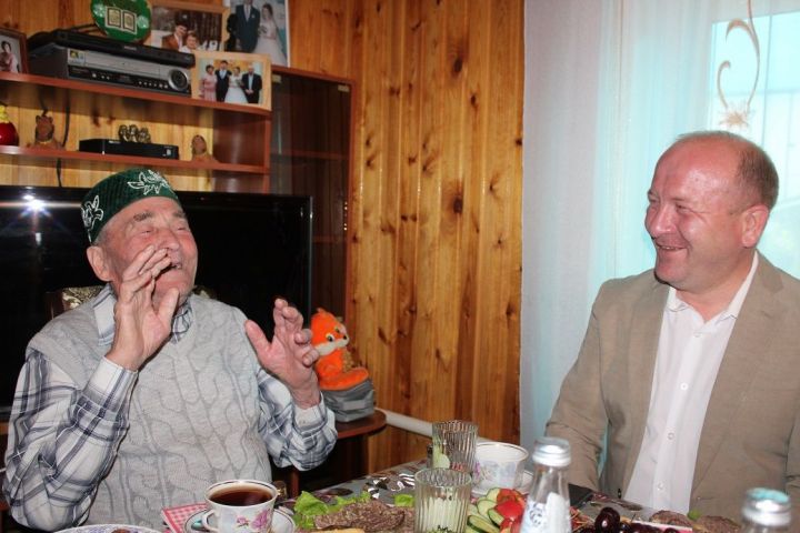 Марат Гафаров поздравил ветерана Великой Отечественной войны Анвера  Фахрутдинова  с 95 -летием