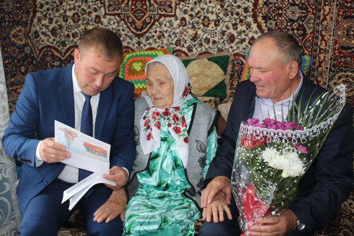 Жительницу Дрожжановского района Рушанию Идиатулловну Ахметзянову поздравили с 90-летием