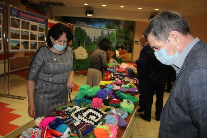 В Дрожжаном прошла благотворительная ярмарка изделий, выполненных руками инвалидов