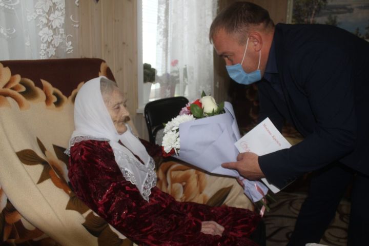 Жительницу села Татарская Бездна Дрожжановского района поздравили с юбилеем