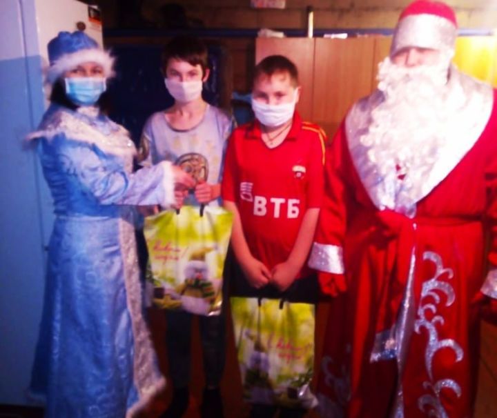 Дрожжановский полицейский Дед Мороз дарит детям подарки