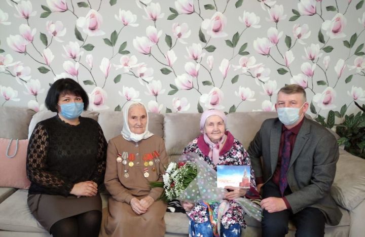 В Дрожжановском районе долгожительницу поздравили с 90-летием