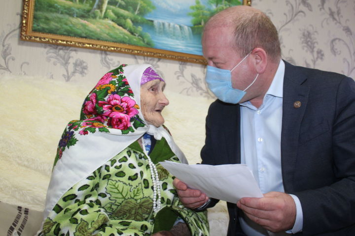 Глава Дрожжановского района Марат Гафаров поздравил ветерана труда с 95-летием