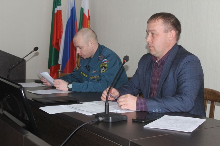 В Дрожжаном состоялось заседание комиссии по ЧС и обеспечению пожарной безопасности
