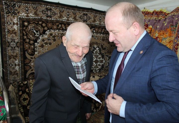 Глава района Марат Гафаров поздравил с 90-летием  Мелкина Николая Андреевича