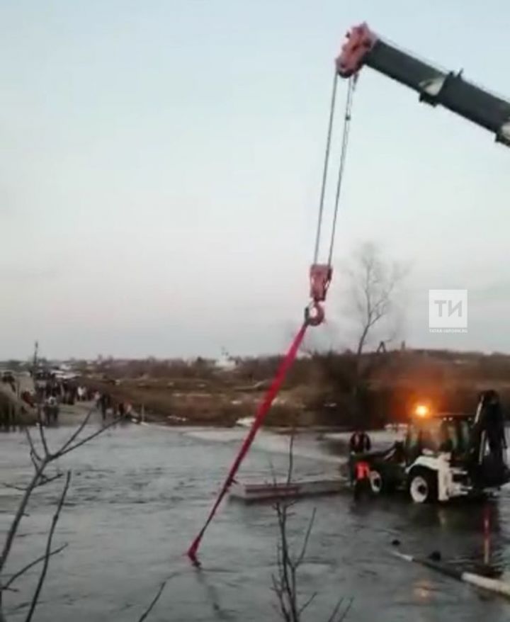 В соседнем районе льдиной снесло трактор с людьми