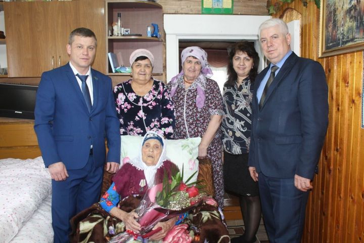 Труженице тыла Зайре Мавлихановой  вручили юбилейную медаль 75-летия Победы