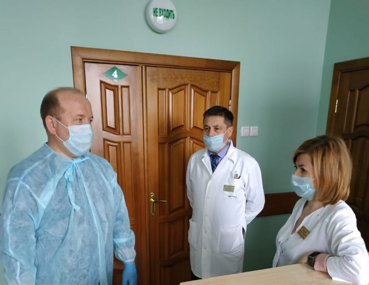 Марат Гафаров Чүпрәле хастаханәсенең коронавируслы пациентларны кабул итүгә әзерлеген тикшерде