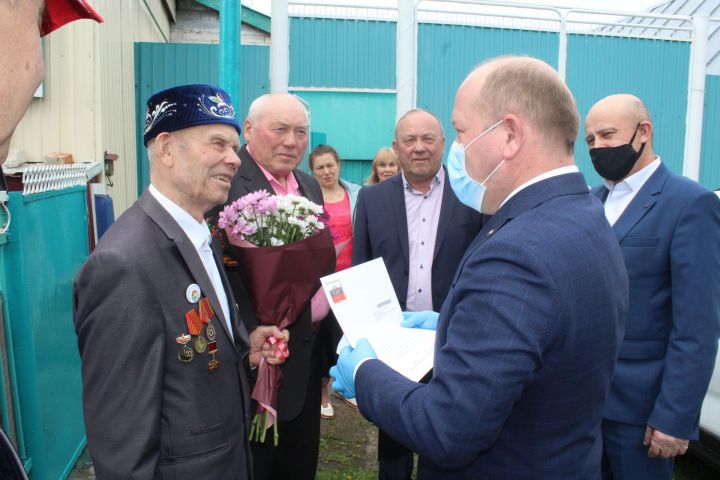 Глава района поздравил ветерана тыла Исхака Салахова с 90 летием
