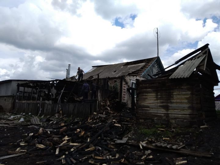 В Дрожжановском районе сгорела пристройка к дому и надворные постройки