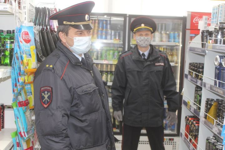 Дрожжановские полицейские проводят рейды в торговых точках