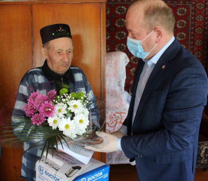 Марат Гафаров поздравил солдата корейской войны, ветерана тыла с 90-летием