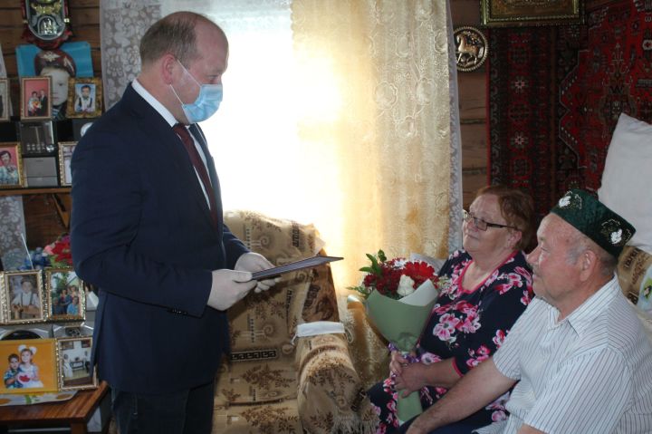 В день 100-летия ТАССР Марат Гафаров поздравил супругов Хисметулловых с Золотой свадьбой