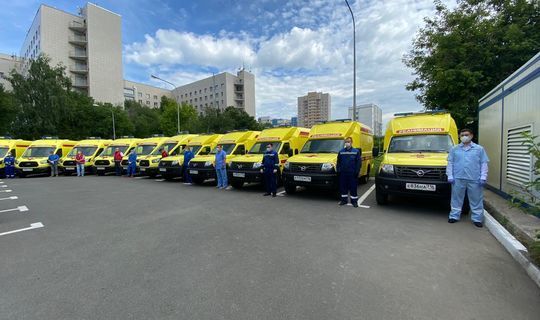 Минниханов вручил медикам районов республики ключи от новых машин скорой помощи