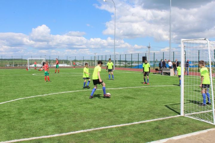 В Дрожжаном открыли мини-футбольную площадку с беговой дорожкой и площадкой для выполнения нормативов ГТО