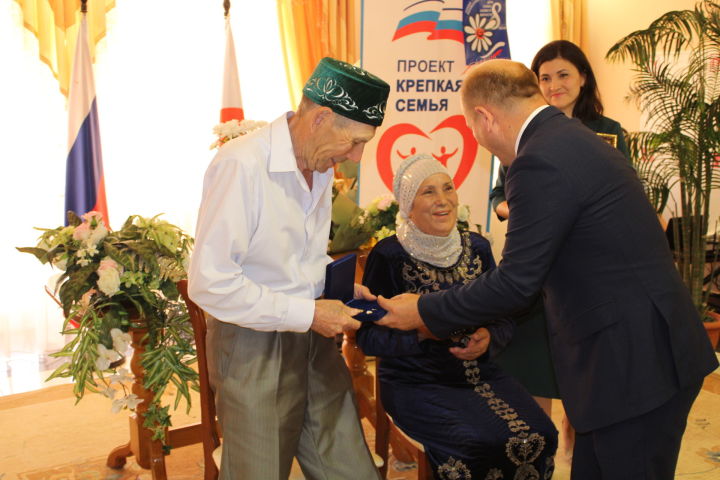 Марат Гафаров Хәлиулловлар гаиләсен «Мәхәббәт һәм тугрылык өчен» медале белән бүләкләде