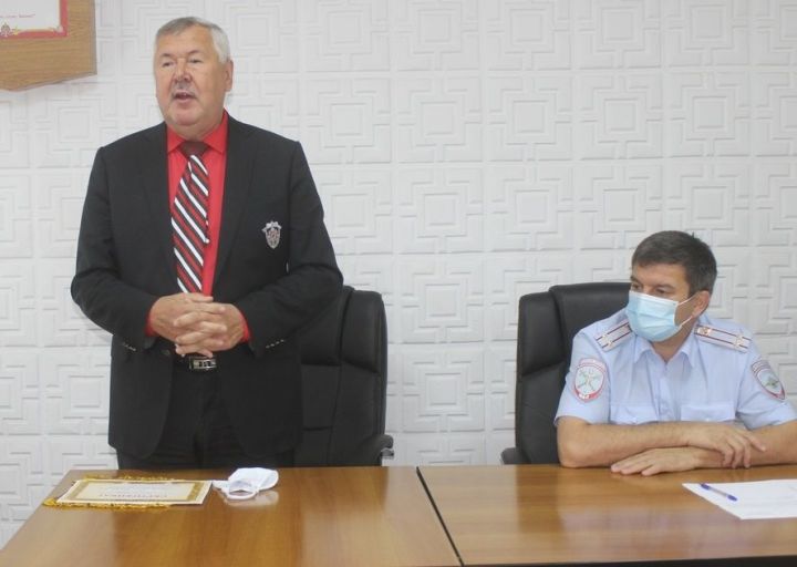 Дрожжановский участковый полиции награжден вымпелом и денежным сертификатом