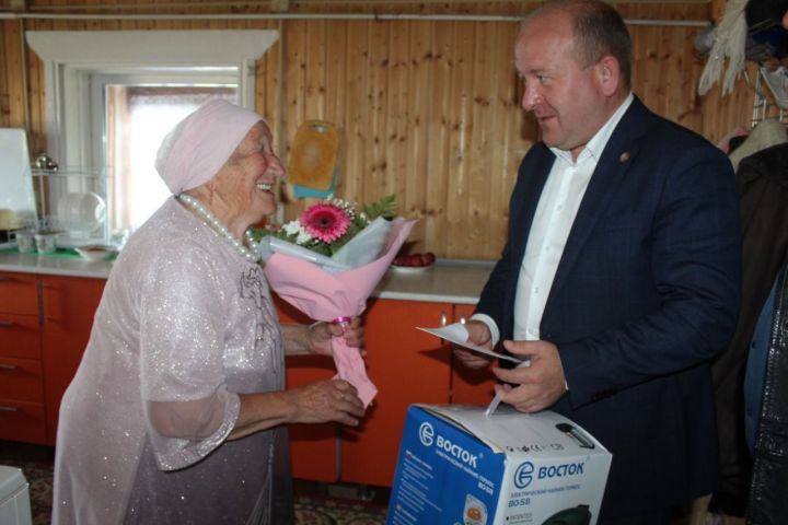 В день выборов Президента РТ жительница Дрожжановского района отмечает 90-летний юбилей