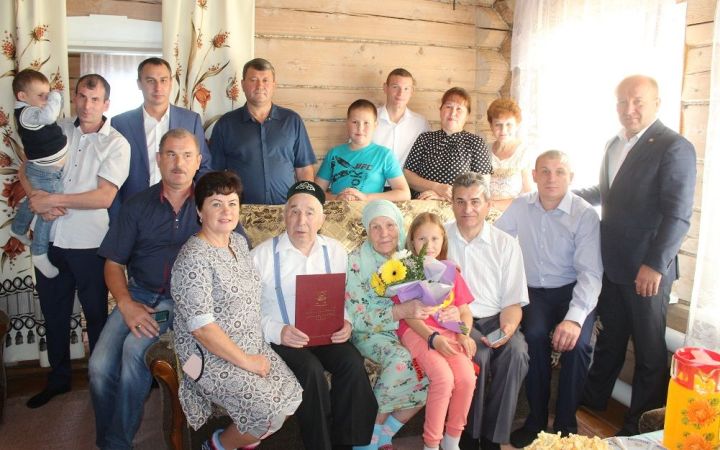 60 лет вместе. Семья Камаловых из Дрожжановского района отметила бриллиатовую свадьбу