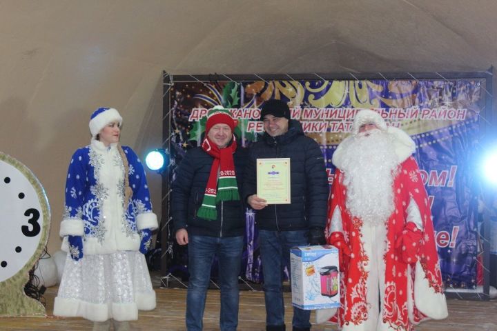 В Дрожжаном наградили победителей конкурса «Лучшее новогоднее украшение»