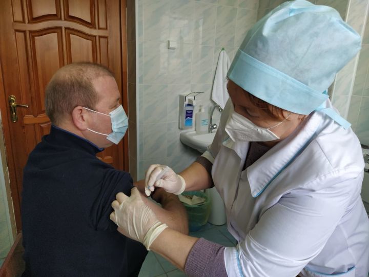 Глава Дрожжановского района Марат Гафаров привился от коронавируса