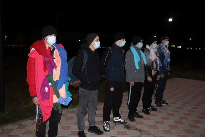 6 юношей из Дрожжановского района отправились служить во время первой отправки в армию