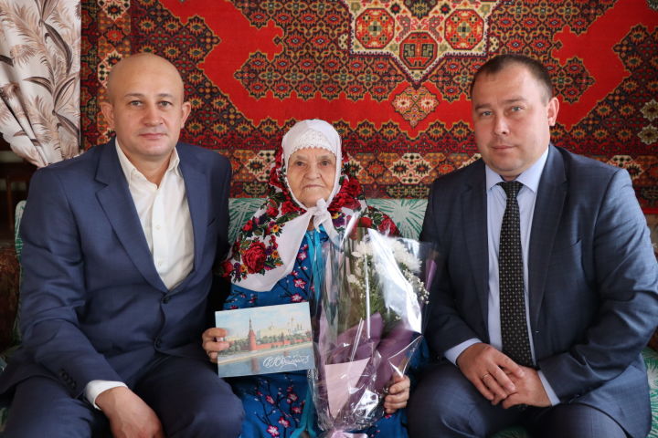 Жительницу села Большая Цильна Дрожжановского райна поздравили с  90-летием
