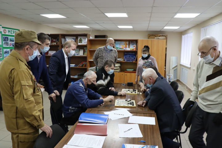 В Дрожжаном воины-афганцы состязались в шашечном турнире