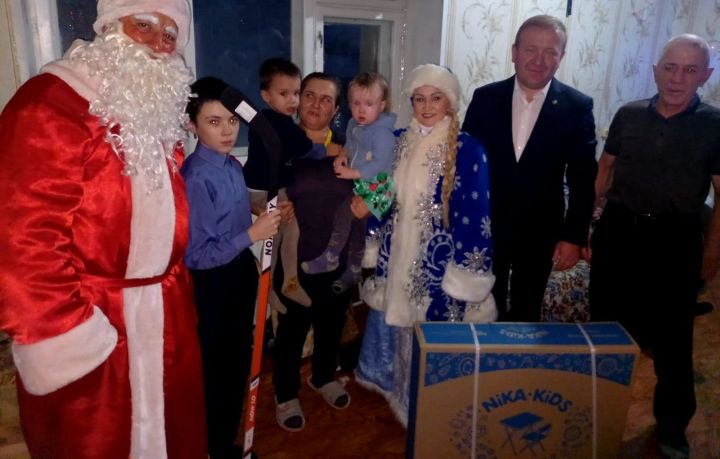 Марат Гафаров исполнил новогоднюю мечту детей из многодетной семьи Савлюковых