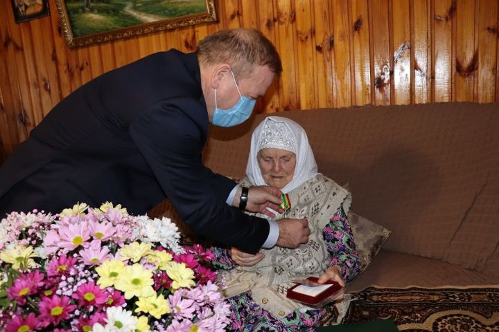 Глава Дрожжановского района Марат Гафаров поздравил труженицу села с 85- летием