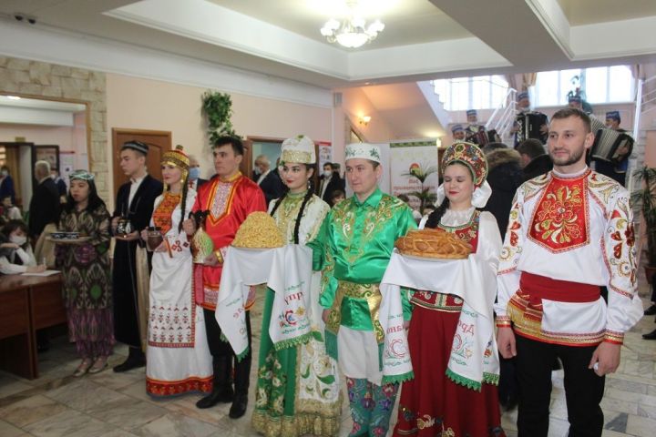 В Дрожжаном дали старт Году родных языков и народного единства, презентовали Энциклопедию района