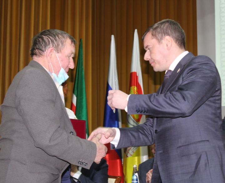 Лучшим работникам Дрожжановского района были вручены правительственные награды