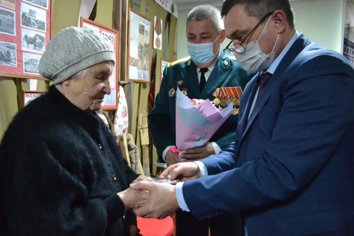 В Татарстане спустя 70 лет утерянную медаль вернули сестре фронтовика