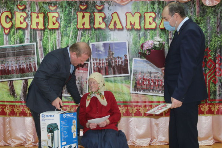 В первый день весны Марат Гафаров поздравил труженицу тыла с 90-летием